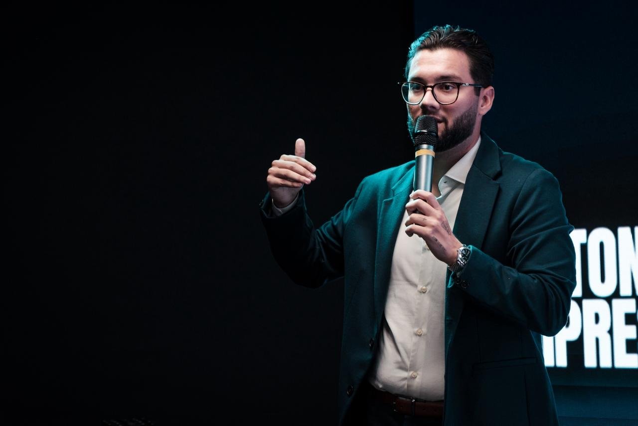 Lucas Metedieri em palestra
